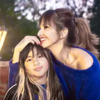 Keduanya kerap hang out bareng dan akrab banget. Bahkan Mikhayla kini jadi anak yang gadis yang cantik dan disebut mirip banget sama ibundanya. Pada 2023 ini, Mikhayla yang lahir pada 2012 lalu akan memasuki usia 11 tahun. (Liputan6.com/IG/@ramadhaniabakrie)