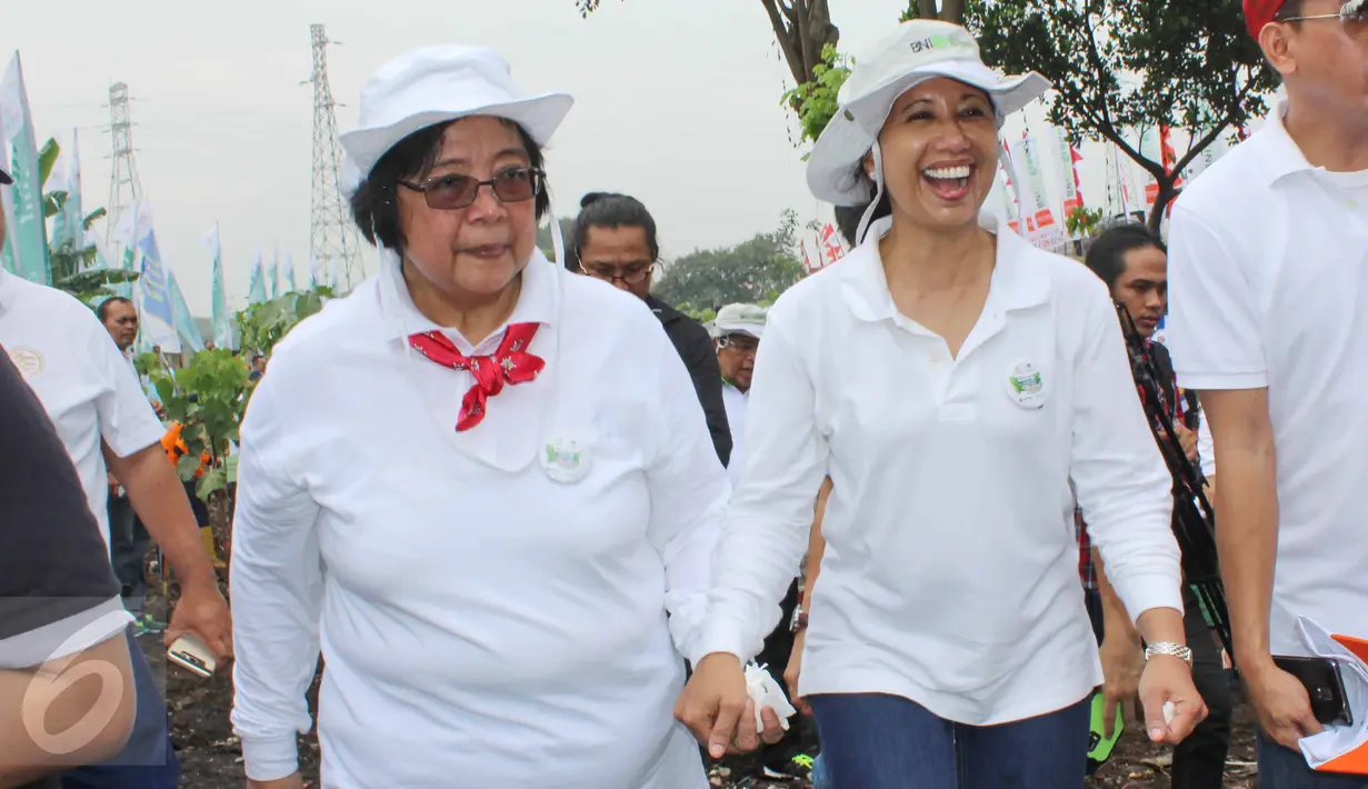Menteri BUMN Rini Soemarno dan Menteri LHK Siti Nurbaya saat mengikuti acara Gerakan Penanaman Pohon, Cikampek, (26/03). Acara ini bentuk komitmen Kementerian BUMN dengan Kementerian LHK dan Pemerintah Daerah dalam penghijauan. (Biro Humas KLHK/tbz)