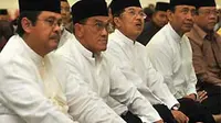 Fahmi Idris, Aburizal Bakrie, Wapres Jusuf Kalla, Wiranto, dan Agung Laksono di acara buka puasa di kantor wapres, Jakarta. (Antara)