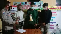 Tiga remaja menyerahkan diri usai tepergok menenggak miras jenis tuak di Purbalingga. (Foto: Liputan6.com/Polres Purbalingga)