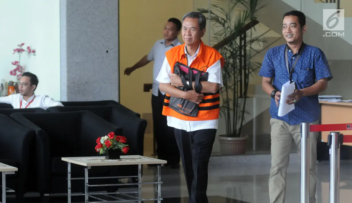 Kepala BPPD Kabupaten Bandung Barat Adiyoto usai menjalani pemeriksaan di KPK, Jakarta, Senin (14/5). Adiyoto diperiksa sebagai tersangka terkait suap Bupati Bandung Barat Abubakar untuk pencalonan istrinya, Elin Suharliah. (Merdeka.com/Dwi Narwoko)