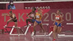 Sara Petersen (kiri) dari Denmark terjatuh saat Femke Bol (kanan) , dari Belanda berlomba untuk memenangkan perlombaan lari gawang 400 meter putri Olimpiade Tokyo 2020 di Tokyo, Jepang, Senin (2/8/2021). (AP Photo/Charlie Riedel)