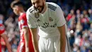 Pemain Real Madrid Karim Benzema saat gagal mencetak gol ke gawang Girona dalam lanjutan La Liga di Stadion Santiago Bernabeu, Madrid, Minggu (17/2). Pelatih Real Madrid Santiago Solari menyebut timnya kalah karena kelelahan. (AP Photo/Andrea Comas)