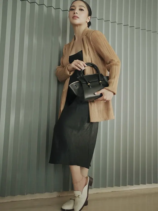 Tampilan Chic dan Elegan dengan Balutan Earth Tone