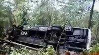 Sebuah bus yang mengangkut wisatawan jatuh ke jurang di Purbalingga. Sementara Stasiun Kereta Api di Purwakarta dipadati penumpang.
