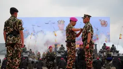 Komandan Korps Marinir, Mayjen TNI (Mar) A. Faridz Washington (tengah) memasangkan brevet kehormatan kepada Menhan Ryamizard Ryacudu di Lapangan Apel Kesatrian Marinir, Cilandak, Jakarta (9/12/2014). (Liputan6.com/Helmi Fithriansyah)