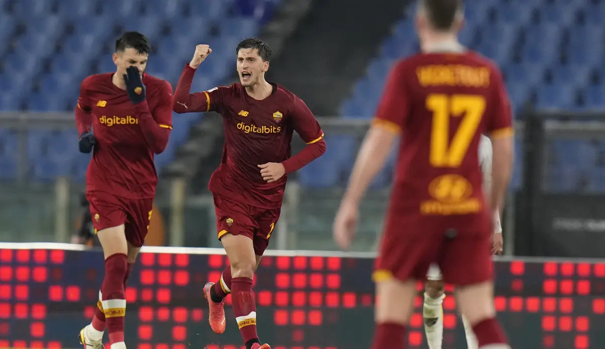 Bek AS Roma, Marash Kumbulla berselebrasi usai mencetak gol ke gawang Lecce pada pertandingan 16 besar Coppa Italia di stadion Olimpiade Roma, Jumat (21/1/2022). AS Roma selanjutnya akan menantang Inter Milan pada babak perempat final. (AP Photo/Alessandra Tarantino)