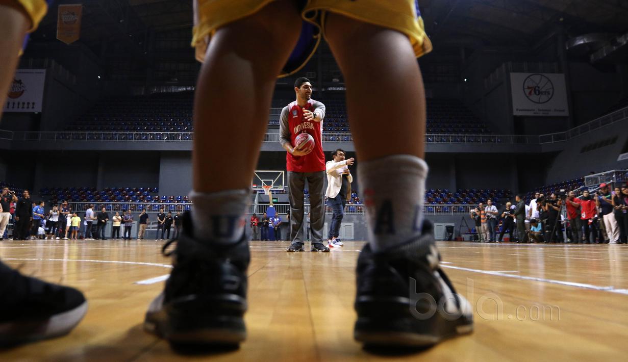 Bintang NBA dari Oklahoma City Thunder, Enes Kanter memberikan instruksi saat sesi Coaching Clinic di Britama Arena, Jakarta, Kamis (18/5/2017). (Bola.com/Nicklas Hanoatubun)