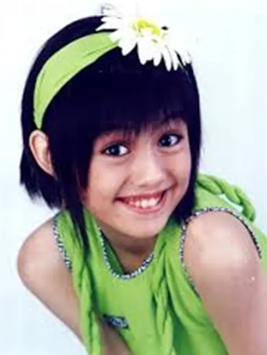 Pelantun lagu Tak Ada Logika juga sudah pintar berekspresi sedari kecil. Tak heran Agnez Mo saat kecil ini sering mendapatkan pekerjaan sebagai model di pemotretan. Senyum manis Agnez Mo saat kecil banjir pujian. (Liputan6.com/IG/agnezmo)