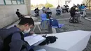 Para murid sekolah menengah atas (SMA) belajar di area luar ruangan sebuah sekolah di Kota Modiin, Israel pada 29 November 2020. Israel memulai kembali kegiatan pembelajaran tatap muka untuk SMA di kota besar dan kecil yang memiliki tingkat morbiditas COVID-19 yang rendah. (Xinhua/Gil Cohen Magen)