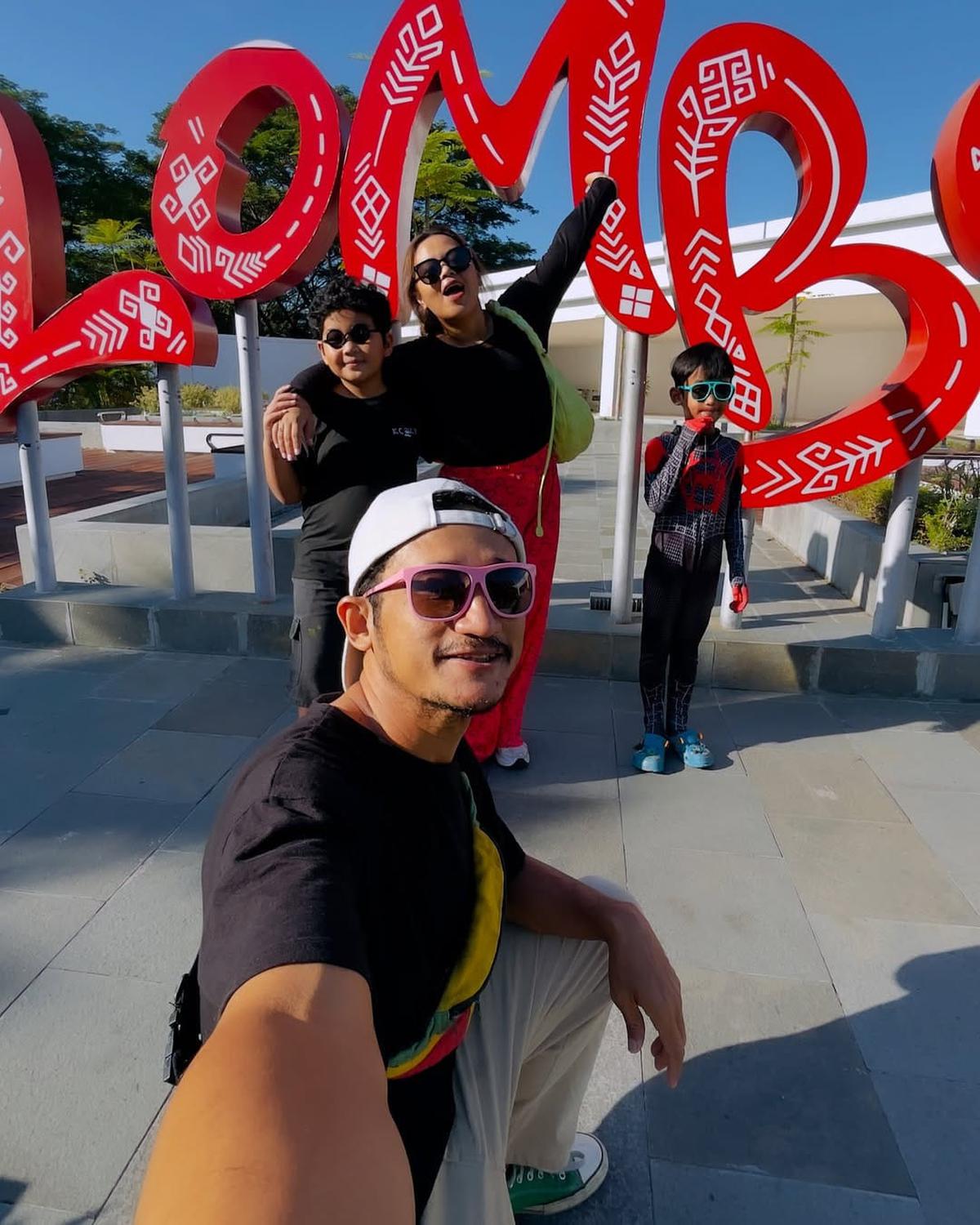 Potret Harmonis Isa Bajaj dengan Istri yang Luar Biasa, Menemani dari Dunia Entertain Hingga Pulang Kampung