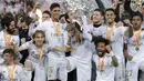 Para pemain Real Madrid melakukan selebrasi usai menjuarai Piala Super Spanyol setelah mengalahkan Atletico Madrid di King Abdulla Sports City, Jeddah, Senin (13/1/2020). Real Madrid menang adu penalti 4-1 atas Atletico Madrid. (AP/Hassan Ammar)