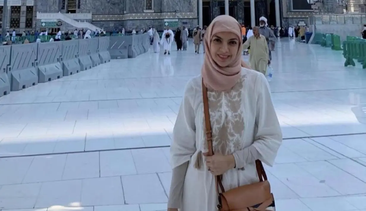 Najwa Shihab terlihat anggun saat mengenakan hijab. Perempuan yang akrab disapa Nana memang terlihat anggun saat pakai hijab di Tanah Suci. Momen Nana saat laksanakan ibadah umrah ini tuai atensi dari publik. (Liputan6.com/IG/najwashihab)