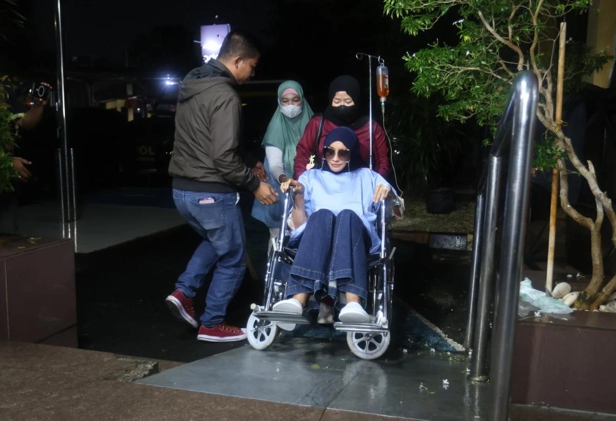 FOTO:  Berkursi Roda, Dokter Detektif Penuhi Panggilan Polres Jakarta Selatan