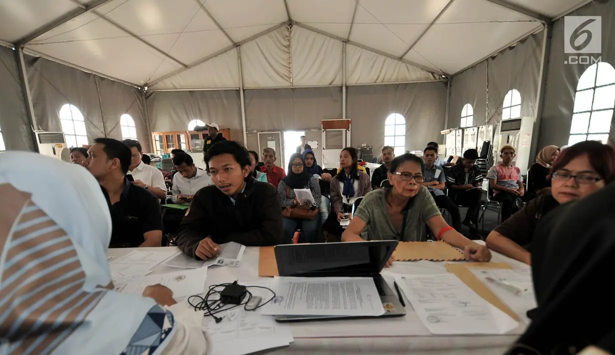 Warga saat mengurus surat pemindahan Tempat Pemungutan Suara (TPS) atau formulis A5 di Kantor KPUD Jakarta Pusat, Jakarta, Senin (8/4). Komisi Pemilihan Umum (KPU) membuka pelayanan bagi warga yang ingin mengajukan pemindahan TPS (formulir A5) hingga 10 April 2019. (merdeka.com/Iqbal S. Nugroho)