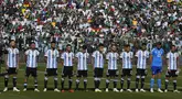 Timnas Argentina bertandang ke markas Timnas Bolivia di La Paz Stadium yang menjadi stadion tertinggi di dunia dengan ketinggian sekitar 3600 mdpl, Rabu (13/9/2023) dini hari WIB. Tanpa diperkuat Lionel Messi yang tak masuk dalam susunan pemain meski hadir untuk memberi dukungan, Albiceleste tetap tampil solid dengan membungkam tuan rumah dengan skor 3-0. Tiga gol Argentina dihasilkan oleh Enzo Fernandez (31'), Nicolas Tagliafico (42') dan Nicolas Gonzalez pada menit ke-83. Bolivia harus tampil dengan 10 pemain sejak menit ke-39 setelah Roberto Fernandez diganjar kartu merah langsung. (AP Photo/Juan Karita)