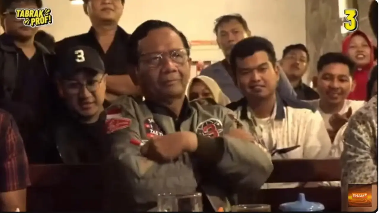 Calon Wakil Presiden (cawapres) nomor urut 03 Mahfud Md melakukan tanya jawab dengan pendukungnya dalam acara Tabrak Prof! di Semarang, Jawa Tengah, Selasa (23/1/2024).
