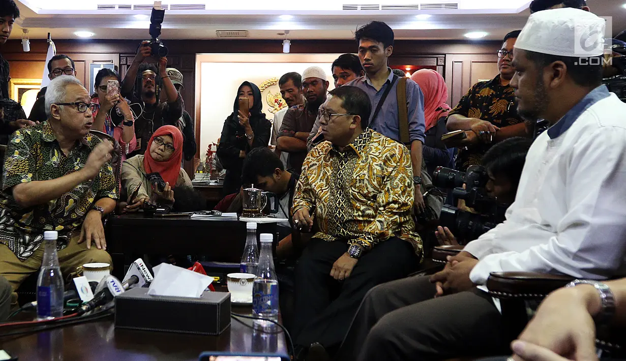 Wakil Ketua DPR Fadli Zon (tengah) berbincang dengan kuasa hukum Abu Bakar Baasyir, Mahendradatta dan anak Abu Bakar Baasyir, Abdurrochim di Kompleks Parleman, Jakarta, Rabu (23/1). (Liputan6.com/JohanTallo)