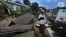 Seorang pria menyelamatkan barang dari puing bangunan yang hancur akibat gempa di Pesantren Al Burok, Kampung Cisarua, Desa Sarampad, Cianjur, Jawa Barat, Rabu (21/11/2022). Saat ini sebagian dari total seratus santri masih bertahan di pesantren dengan bantuan yang masih minim. (merdeka.com/Arie Basuki)