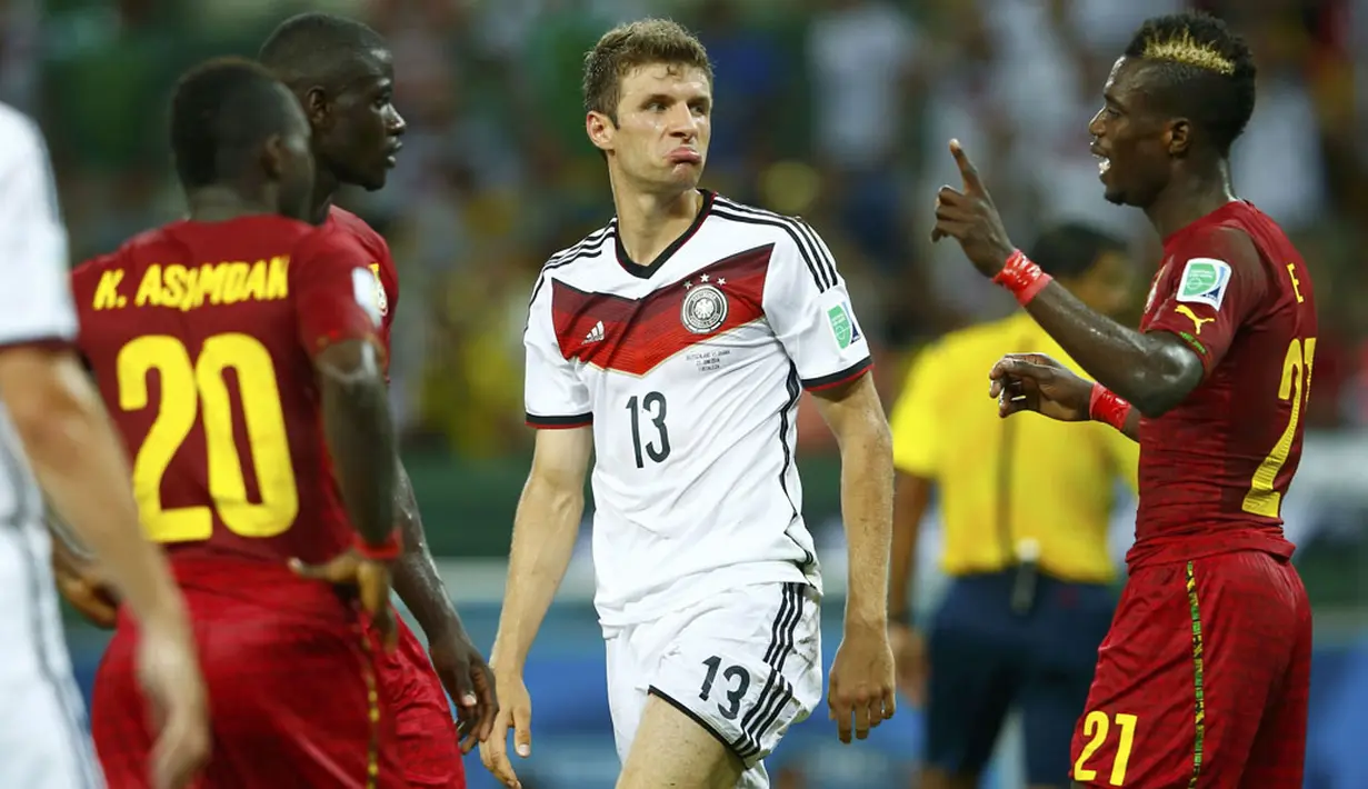 Ekspresi penyerang Jerman, Thomas Mueller (kedua dari kanan), saat berbicara dengan tiga pemain Ghana di penyisihan Piala Dunia 2014 Grup G di Stadion Castelao, Fortaleza, Brasil, (22/6/2014). (REUTERS/Eddie Keogh)