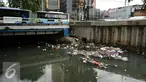 Tumpukan sampah terlihat di pinggir kali di sisi Jalan Petojo Utara VI, Jakarta, Senin (26/12). Tumpukan sampah tersebut didominasi limbah plastik, botol minuman ringan dan sterefoam. (Liputan6.com/Helmi Fithriansyah)