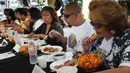 Peserta berlomba menyelesaikan makan cabai Habanero dalam Habanero Eating Contest di Restoran Chichen Itza, Los Angeles, Minggu (21/6). Dalam lomba ini setiap peserta diberikan 60 cabai Habanero dengan waktu 20 menit. (AFP PHOTO/Mark RALSTON)