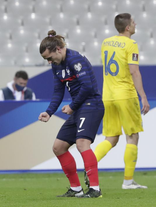 Penyerang Prancis, Antoine Griezmann berselebrasi usai mencetak gol ke gawang Ukraina pada pertandingan kualifikasi Piala Dunia D di stadion Start de France, di Saint Denis, utara Paris, Kamis (25/3/2021). Prancis bermain imbang atas Ukraina 1-1. (AP Photo/Thibault Camus)