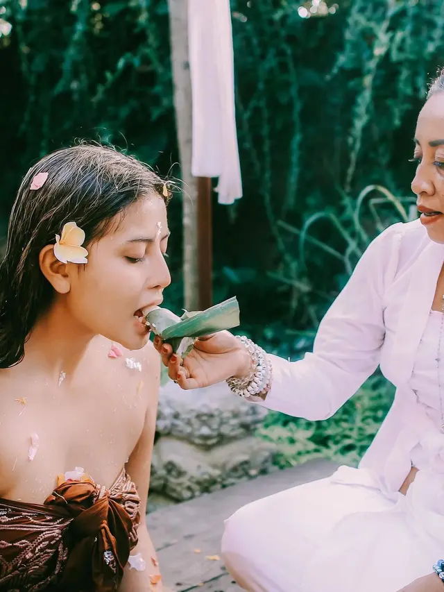 Sampai Menangis, Ini 7 Momen Awkarin saat Jalani Ritual Melukat
