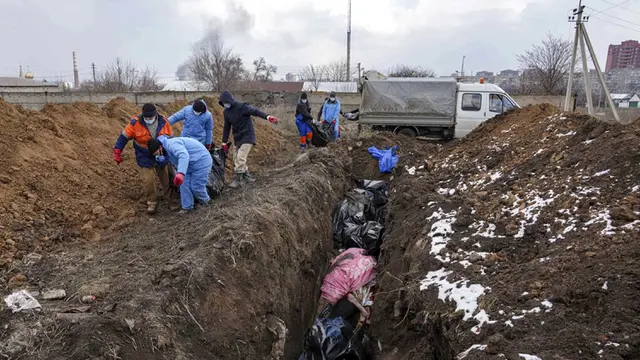 FOTO: Pemakaman Massal di Tengah Serangan Pasukan Rusia