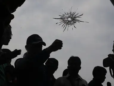 Penyidik Polda Metro Jaya dan Labfor menguji coba senjata yang dipakai oleh tersangka kasus peluru nyasar ke DPR di Mako Brimob, Kelapa Dua, Depok, Selasa (23/10). Uji coba digelar dengan sasaran kaca berjarak 300 meter. (Liputan6.com/Immanuel Antonius)