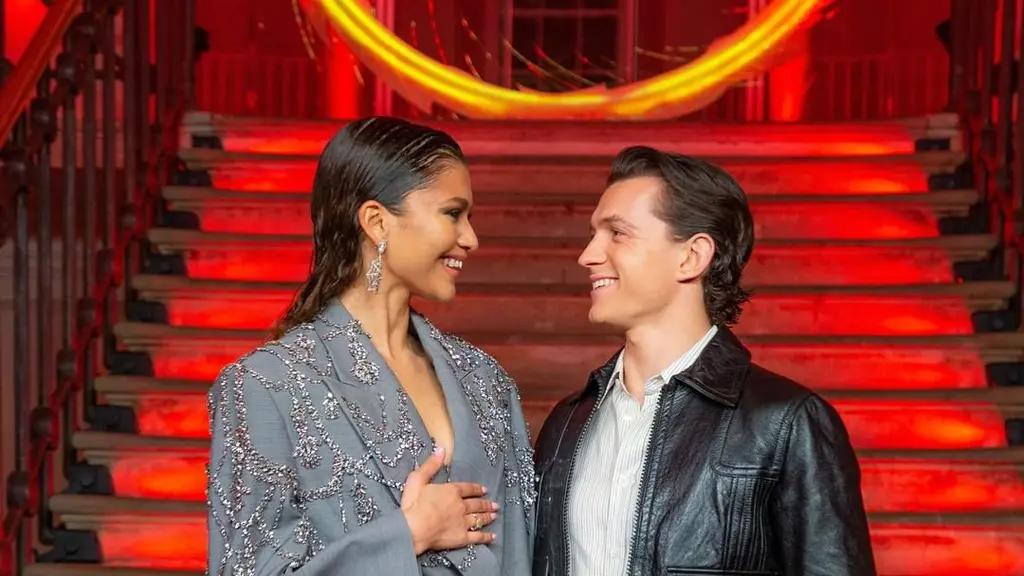 Zendaya dan pacarnya Tom Holland tampil dengan gaya pasangan paling stylish di peremiere "Spider-Man: No Way Home" di London semalam (Foto: Instagram @spidermanmovie)