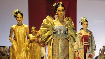 Ada Songket Bali dari Benang Daur Ulang di Koleksi Perayaan 25 Tahun Denny Wirawan Berkarya