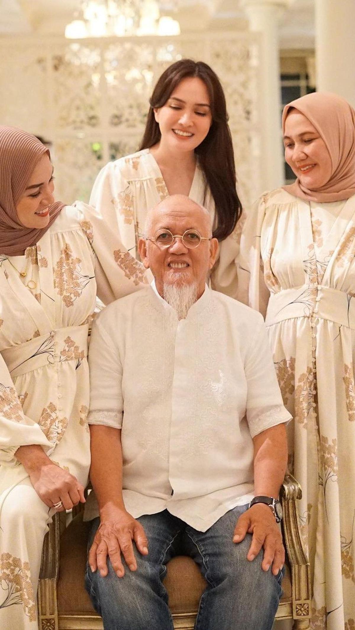 Hadiri Momen Bukber dengan Sang Ayah dan Dua Kakak Perempuannya