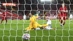 Pemain Atalanta Josip Ilicic (kanan tengah) mencetak gol ke gawang Liverpool yang dijaga Alisson (kiri tengah) pada pertandingan Grup D Liga Champions di Anfield Stadium, Liverpool, Inggris, Rabu (25/11/2020). Atalanta mengalahkan Liverpool 2-0. (Laurence Griffiths/Pool via AP)