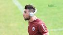 Marko Simic melakukan pemanasan sambil mendengar musik saat latihan jelang melawan Tampines Rovers Piala AFC 2018 di Lapangan ABC, Senayan, Jakarta (27/2/2018). Marko Simic menjadi menjadi salah satu andalan Persija musim 2018. (Bola.com/Nick Hanoatubun)