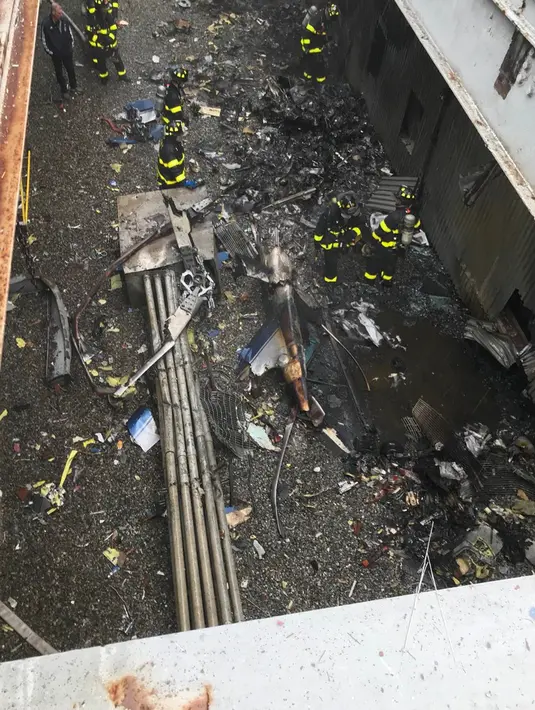 Penampakan kerusakan akibat sebuah helikopter yang menabrak gedung pencakar langit di pusat Manhattan, New York, Amerika Serikat, Senin (10/6/2019). Helikopter Agusta A109E jatuh tepat di pusat keramaian, berdekatan dengan Times Square. (FDNY via AP)