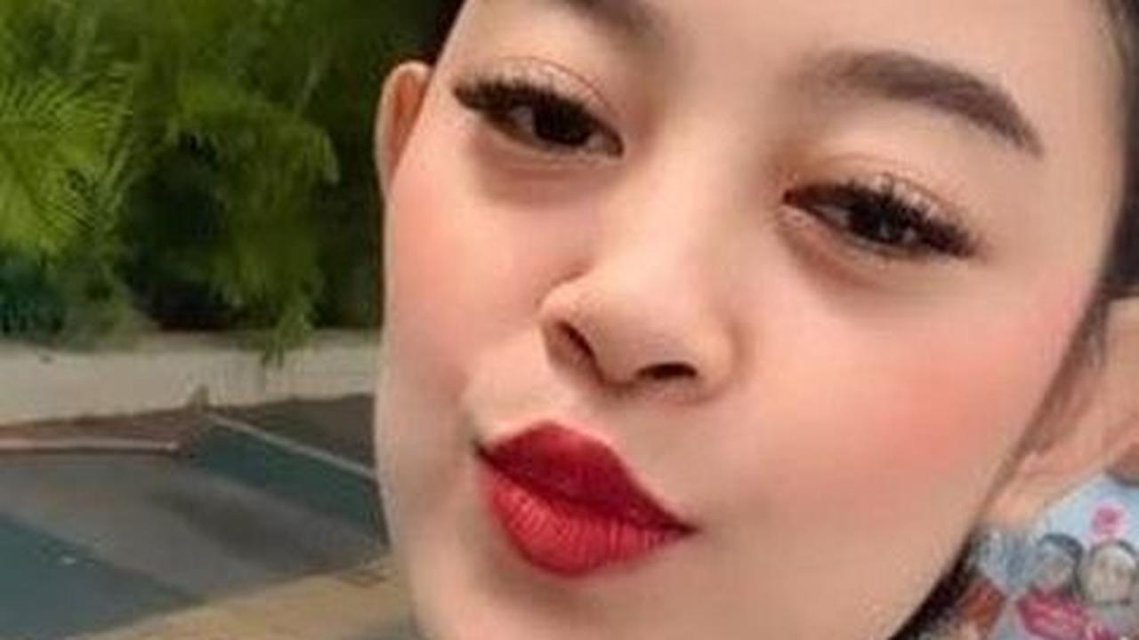 Sosok wanita yang digendong Mayor Teddy saat pingsan di kampanye akbar Prabowo-Gibran belakangan jadi pembicaraan warganet.