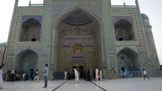 Warga mengunjungi Hazrat-e-Ali atau Masjid Biru di Mazar-e-Sharif, Afghanistan, Rabu (7/7/2021). Masjid Biru adalah ikon bangunan megah di Afghanistan. (AP Photo/Rahmat Gul)