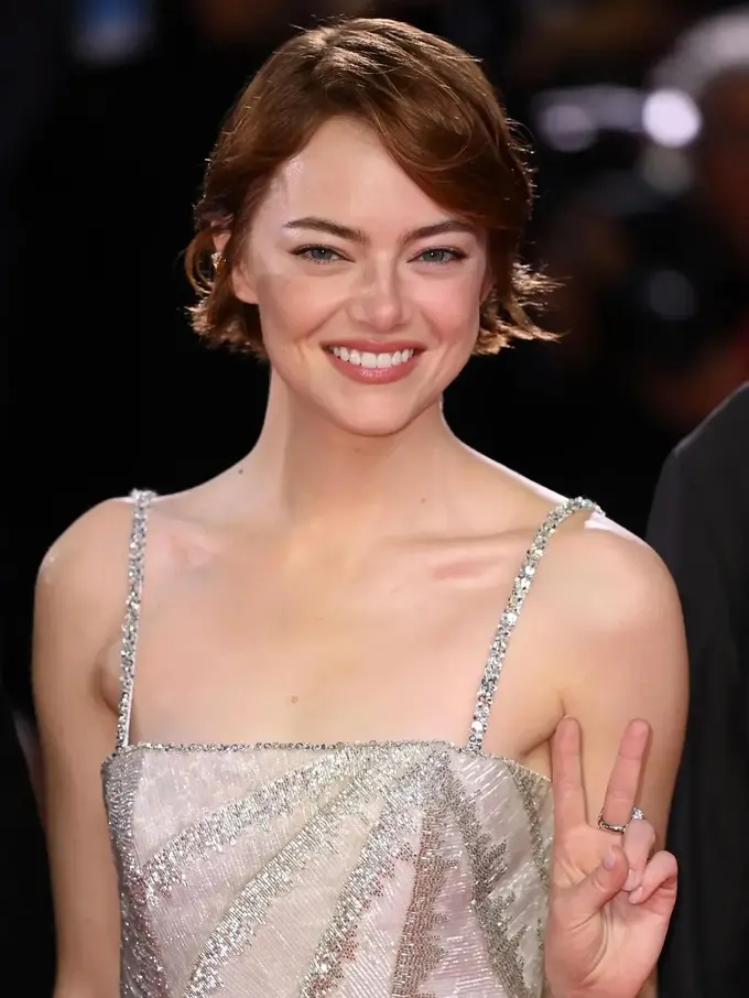 Emma Stone Pamerkan Bixie Cut di Venice Film Festival, Gaya Rambut Baru yang Jadi Tren