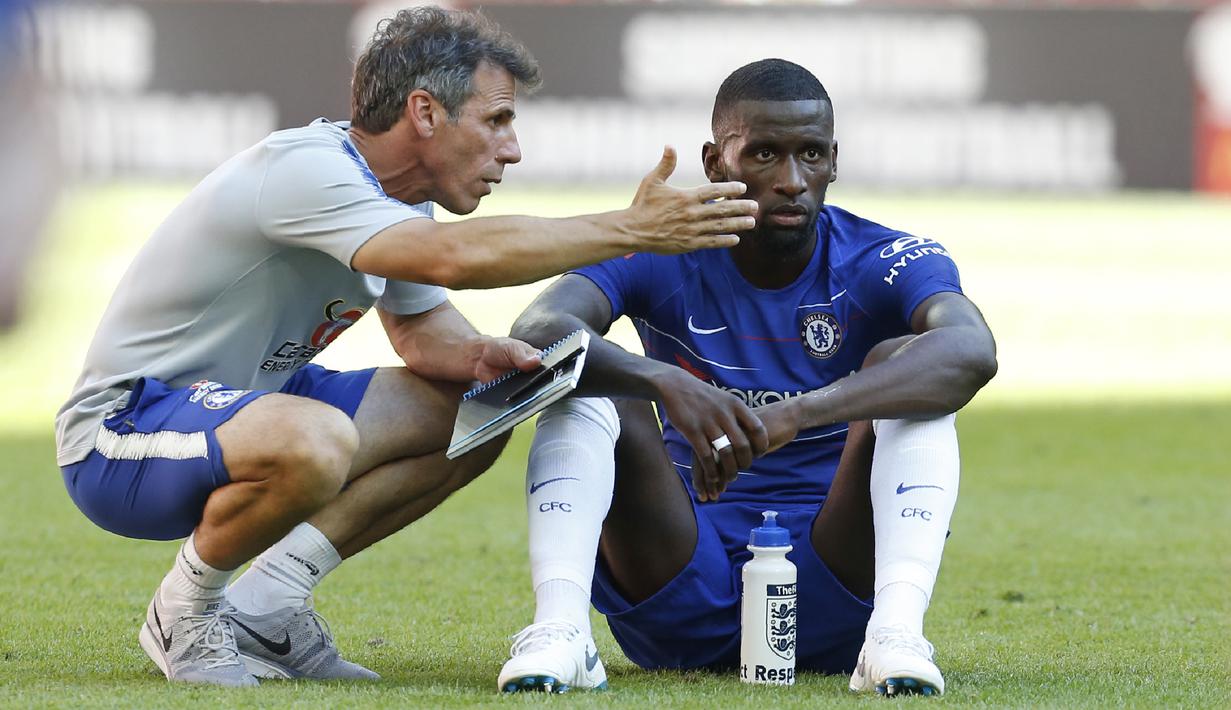 Pada 2018 Zola kembali ke Chelsea sebagai Asisten pelatih untuk Maurizio Sarri. Zola berhasil mengantarkan Chelsea menjadi juara Liga Europa 2018/19. (AFP/Ian Kington)