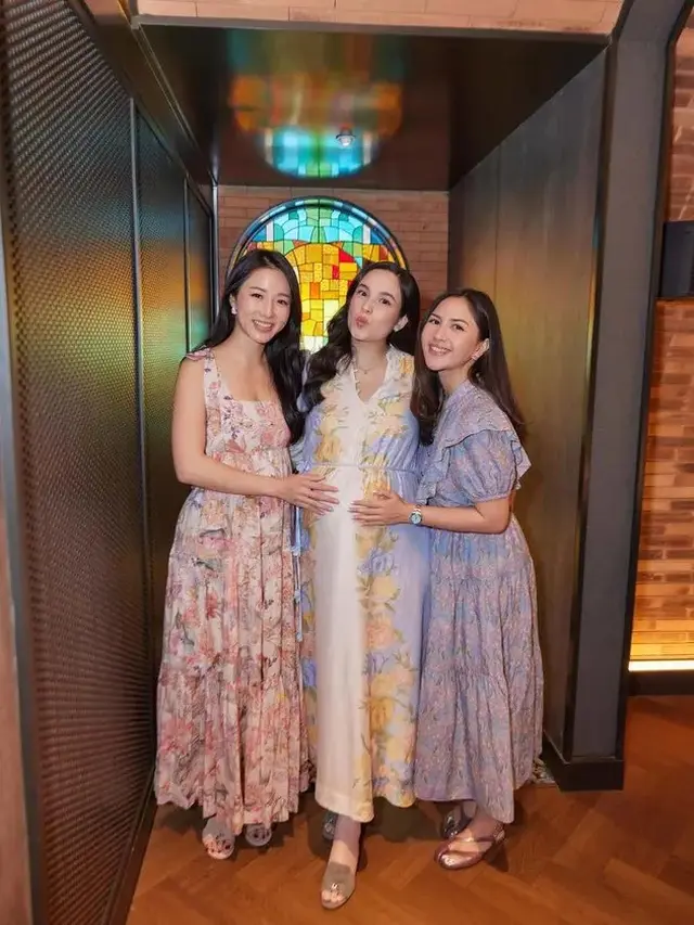 Chelsea Islan Tampil Menawan dengan Floral Dress Saat Dapat Kejutan Baby Shower dari Jessica Mila dan Sahabat
