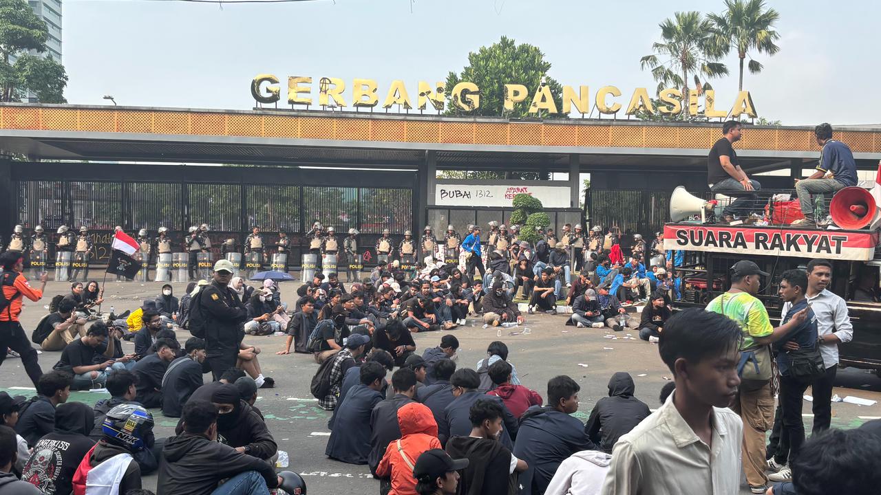 Berbaju Hitam Duduk di Tengah Jalan massa pendemo Gedung DPR