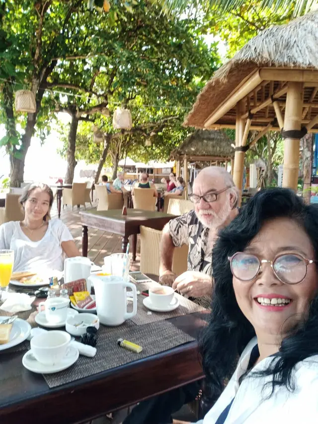 6 Potret Kebersamaan Sheila Marcia dan Sang Ibunda, Selalu Kompak