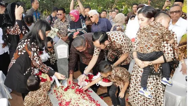 Momen SBY dan Keluarga Ziarah Makam Di Hari Ulang Tahun Ani Yudhoyono