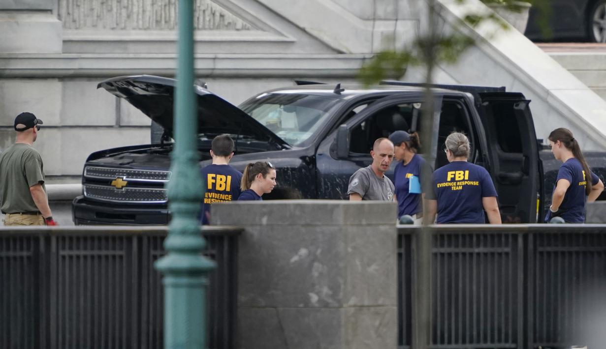 Pihak berwenang menyelidiki sebuah truk pikap yang diparkir di trotoar di depan Perpustakaan Kongres AS, sebelah timur gedung Capitol, Washington, Kamis (19/8/2021). Pria di truk pikap yang mengancam akan meledakkan bom di dekat gedung Capitol AS itu telah menyerahkan diri (AP Photo/Carolyn Kaster)