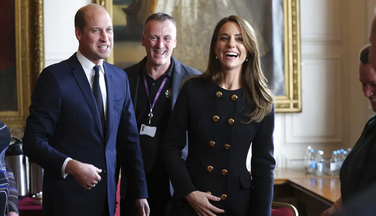 Pangeran William dan Kate Middleton bertemu relawan dan staf yang bertugas dalam pemakaman Ratu Elizabeth II.  (Ian Vogler/Pool Photo via AP)