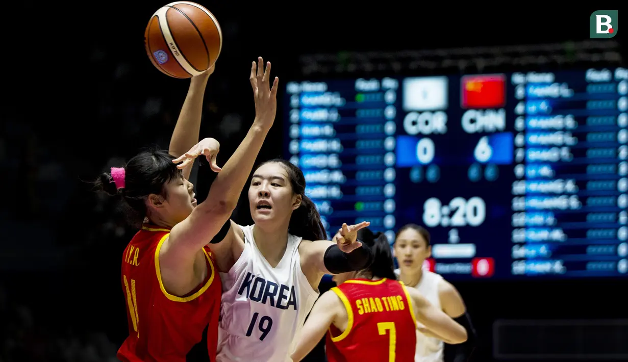 Pebasket Korea Bersatu, Jisu Park, berusaha merebut bola dari pebasket China pada laga final basket wanita Asian Games di Istora, Jakarta, Sabtu (1/9/2018). China menang 71-65 atas Korea Bersatu. (Bola.com/Vitalis Yogi Trisna)