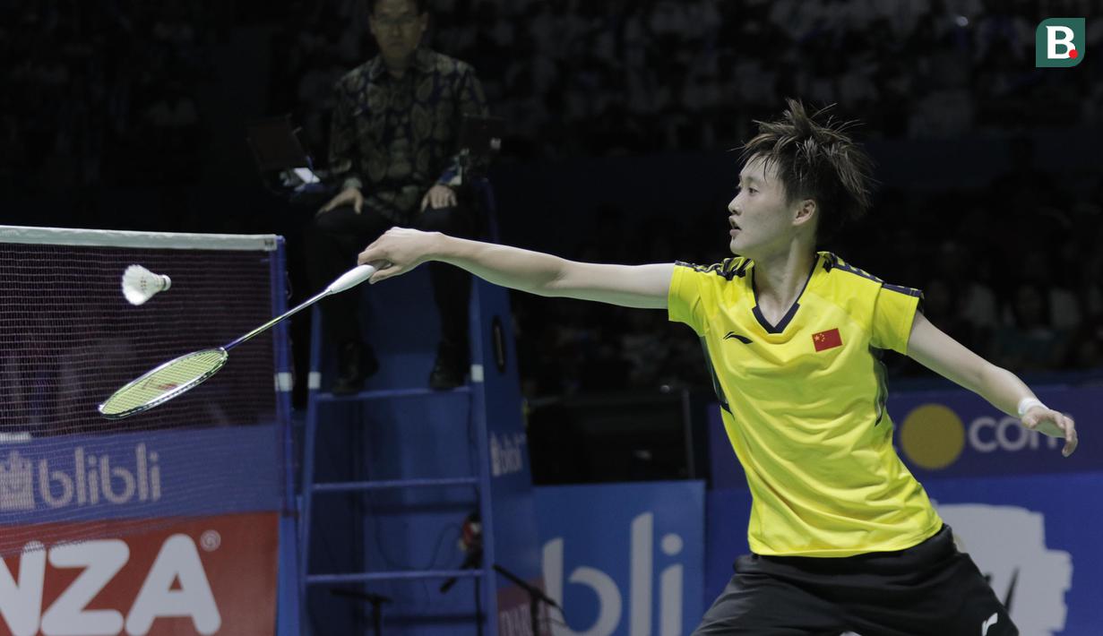 Pebulutangkis Cina, Chen Yufei, saat melawan wakil Taiwan, Tai Tzu Ying, pada final Indonesia Open 2018 di Istora Senayan, Jakarta, (8/6/2018). Tai Tzu Ying menang 21-23 21-15 21-9. (Bola.com/M Iqbal Ichsan)