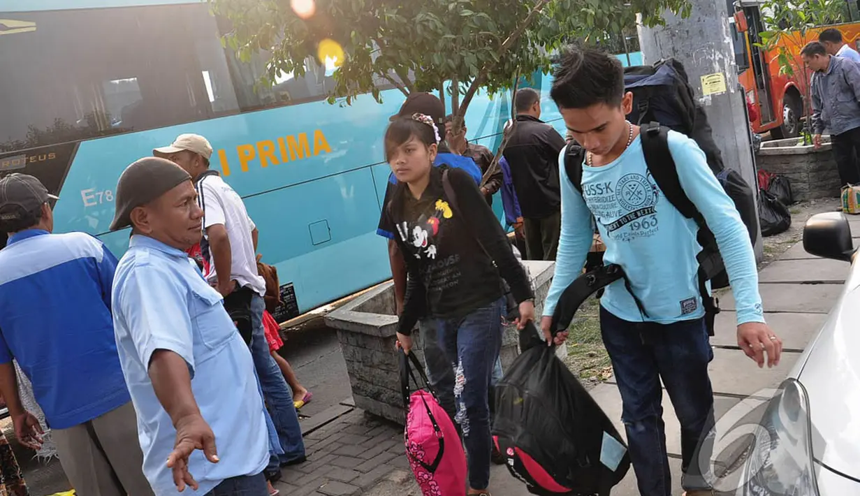 Suasana kedatangan sejumlah pemudik saat arus balik Lebaran di Terminal Pulogadung, Jakarta, Jumat (1/8/14). (Liputan6.com/Faizal Fanani)