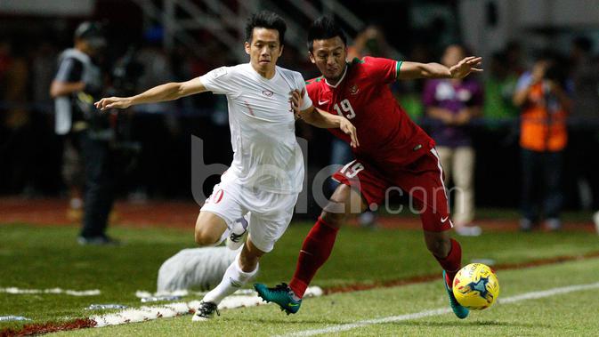 Pemain Indonesia, Bayu Pradana, berebut bola dengan pemain Vietnam, Nguyen Van Quyet (kiri), dalam laga leg pertama semifinal Piala AFF 2016 di Stadion Pakansari, Bogor, Sabtu (3/12/2016). (Bola.com/Peksi Cahyo)